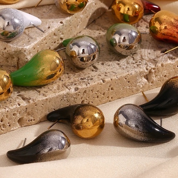 ◾️18k Gold Plated Silver Black Color Chunky Dome Teardrop Earrings - Picture 5 of 5